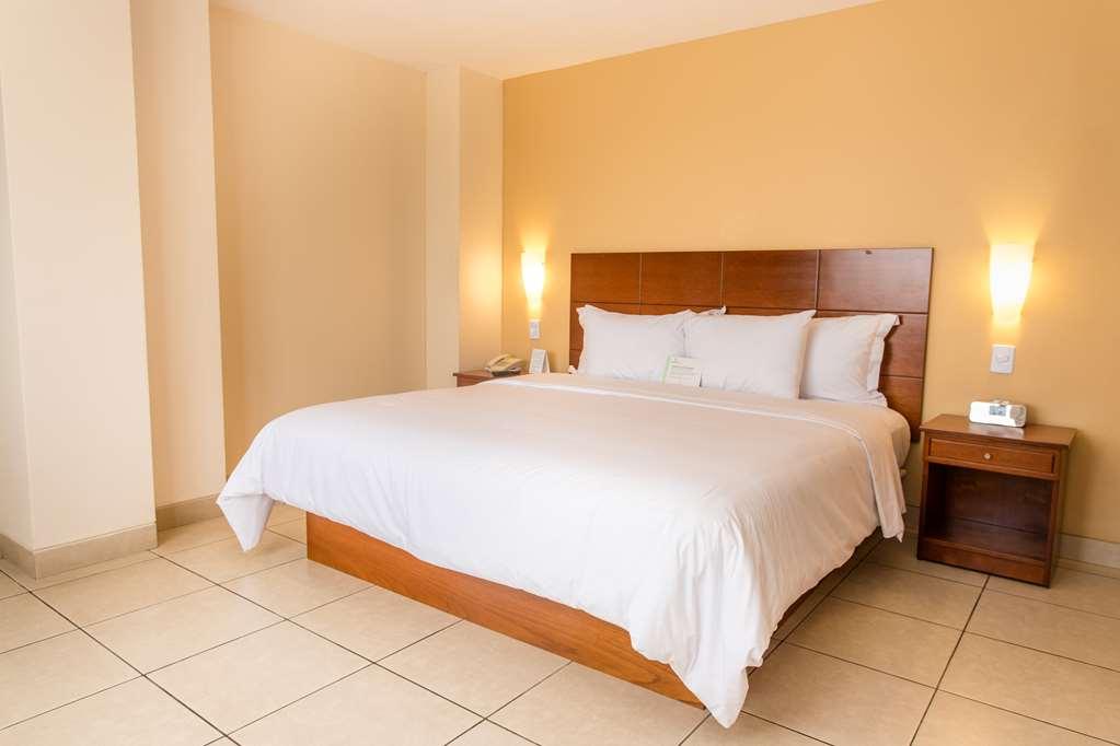 Costa del Sol Wyndham Pucallpa Camera foto A bedroom at the hotel