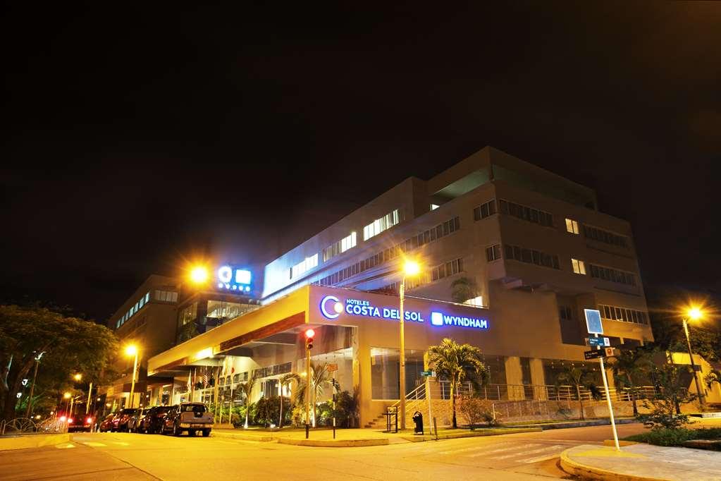 Costa del Sol Wyndham Pucallpa Esterno foto The hotel at night