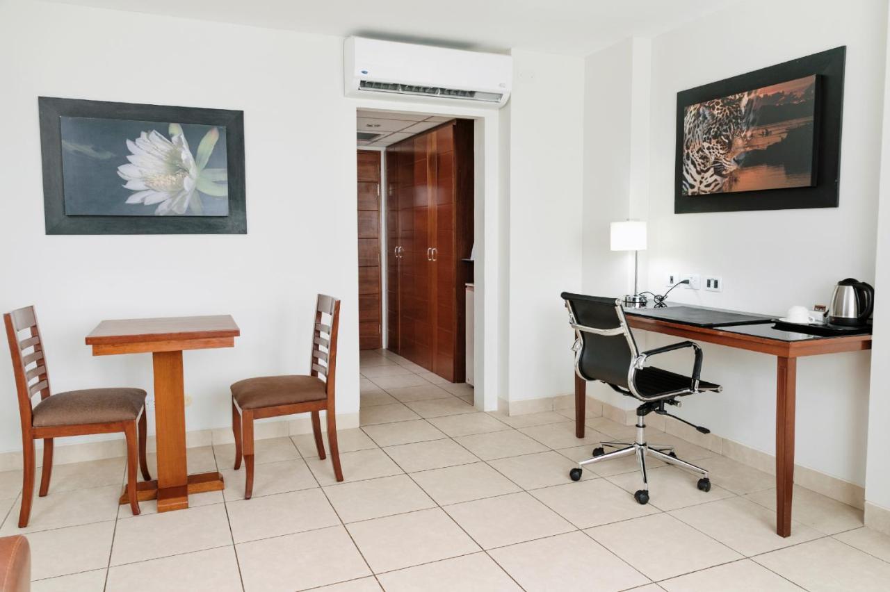 Costa del Sol Wyndham Pucallpa Esterno foto A room at the hotel