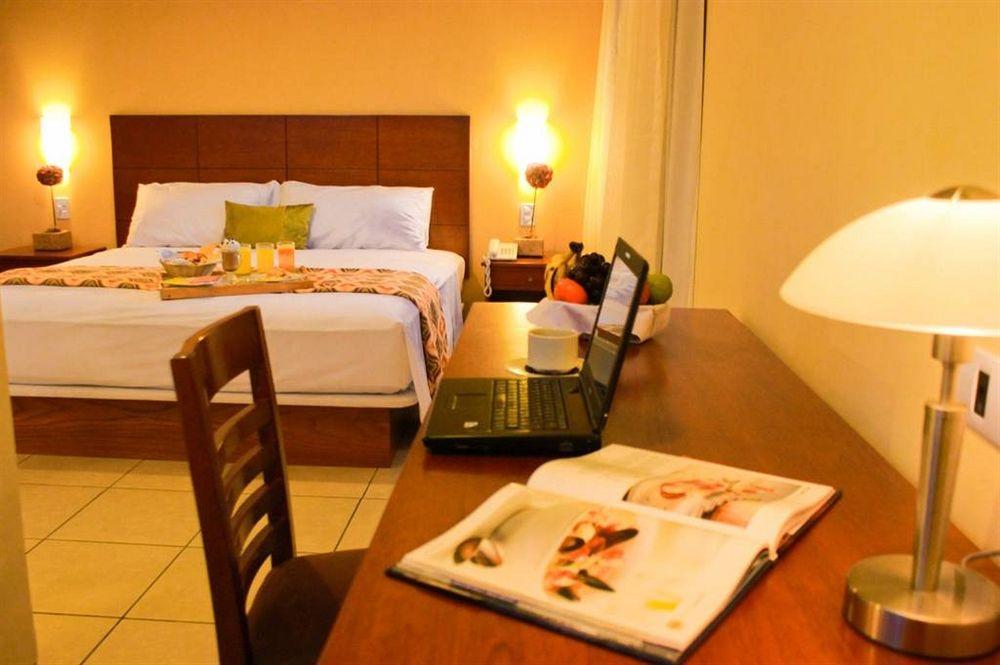 Costa del Sol Wyndham Pucallpa Esterno foto A room at the hotel
