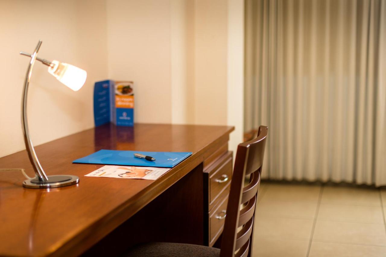 Costa del Sol Wyndham Pucallpa Esterno foto A desk in a hotel room