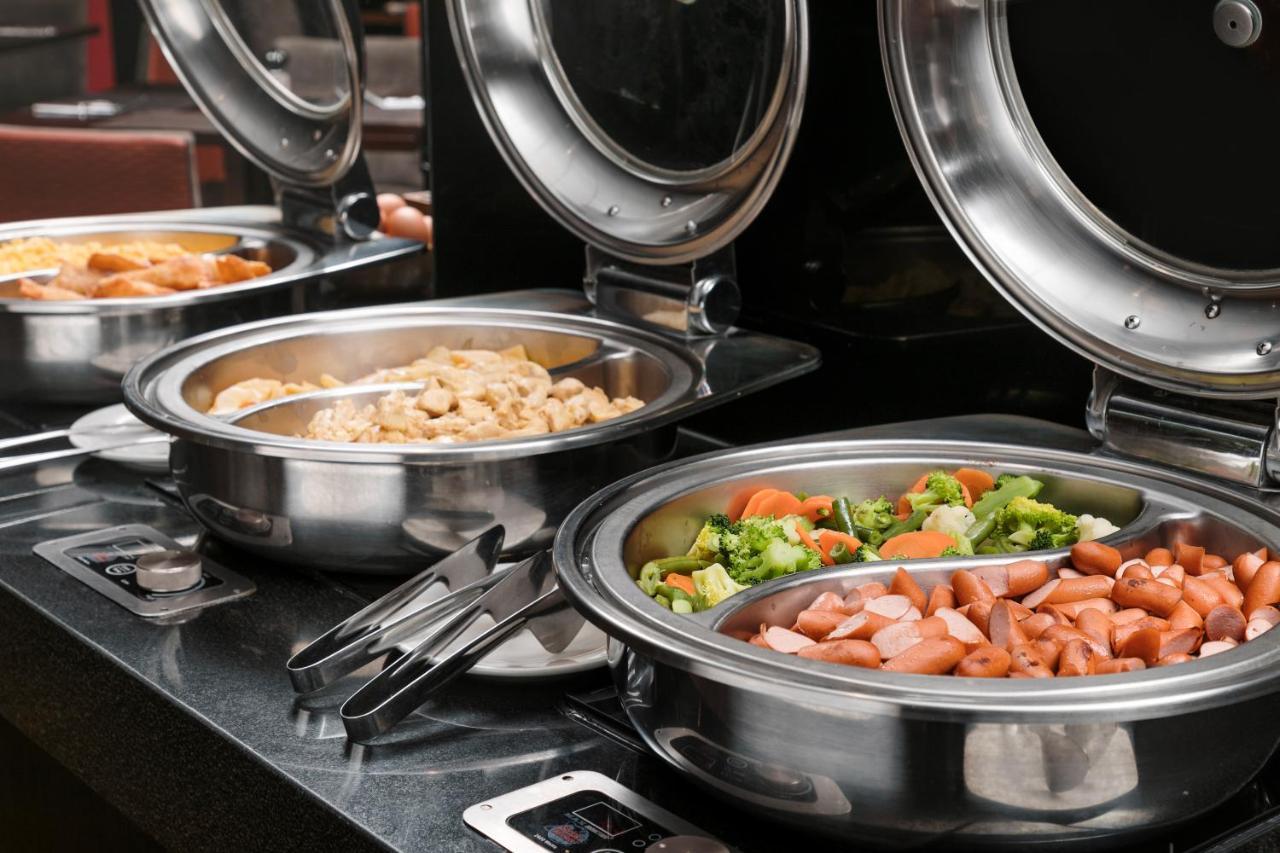 Costa del Sol Wyndham Pucallpa Esterno foto A chafing dish