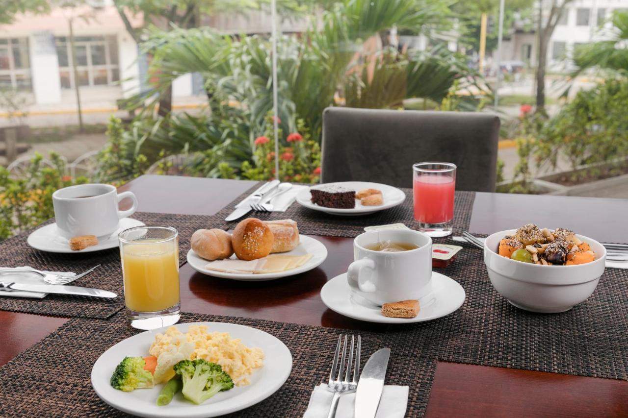 Costa del Sol Wyndham Pucallpa Esterno foto A typical breakfast